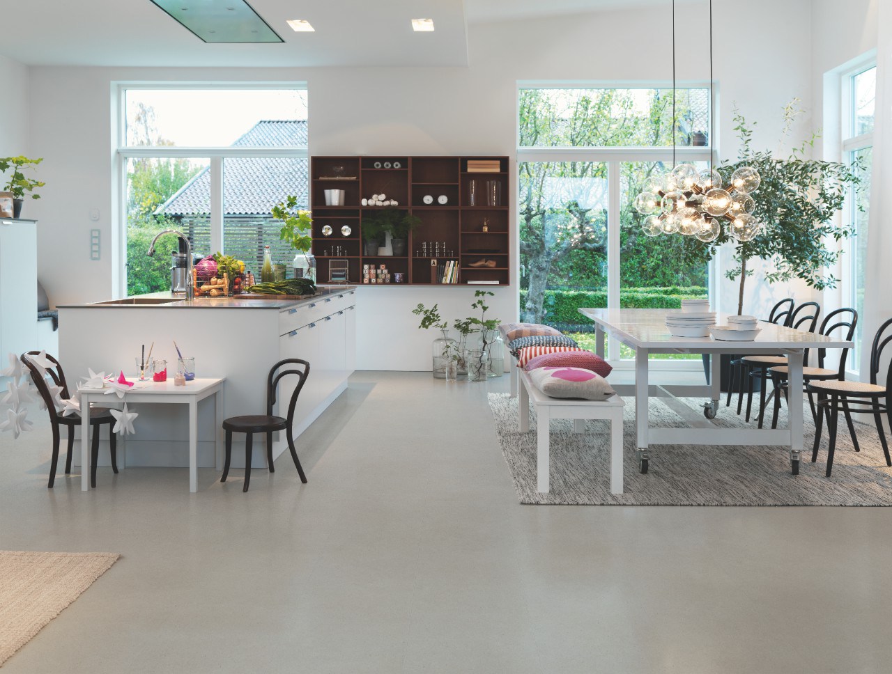 Кварцвиниловая плитка Pergo замковая Optimum Click Tile Минерал Современный серый V3120-40142 1300×320×4,5 фото в интерьере